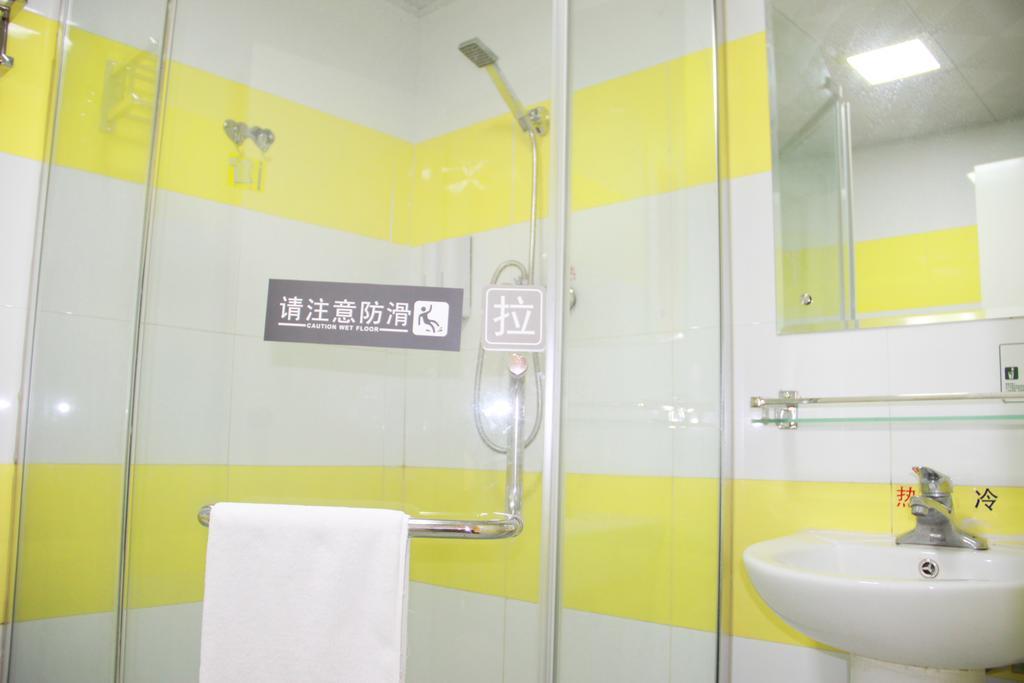 7Days Inn Guangzhou South Railway Station Nan Pu Metro Station Exterior foto